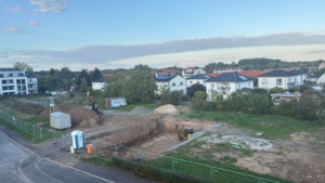 Baugrube wir mit Bagger ausgehoben