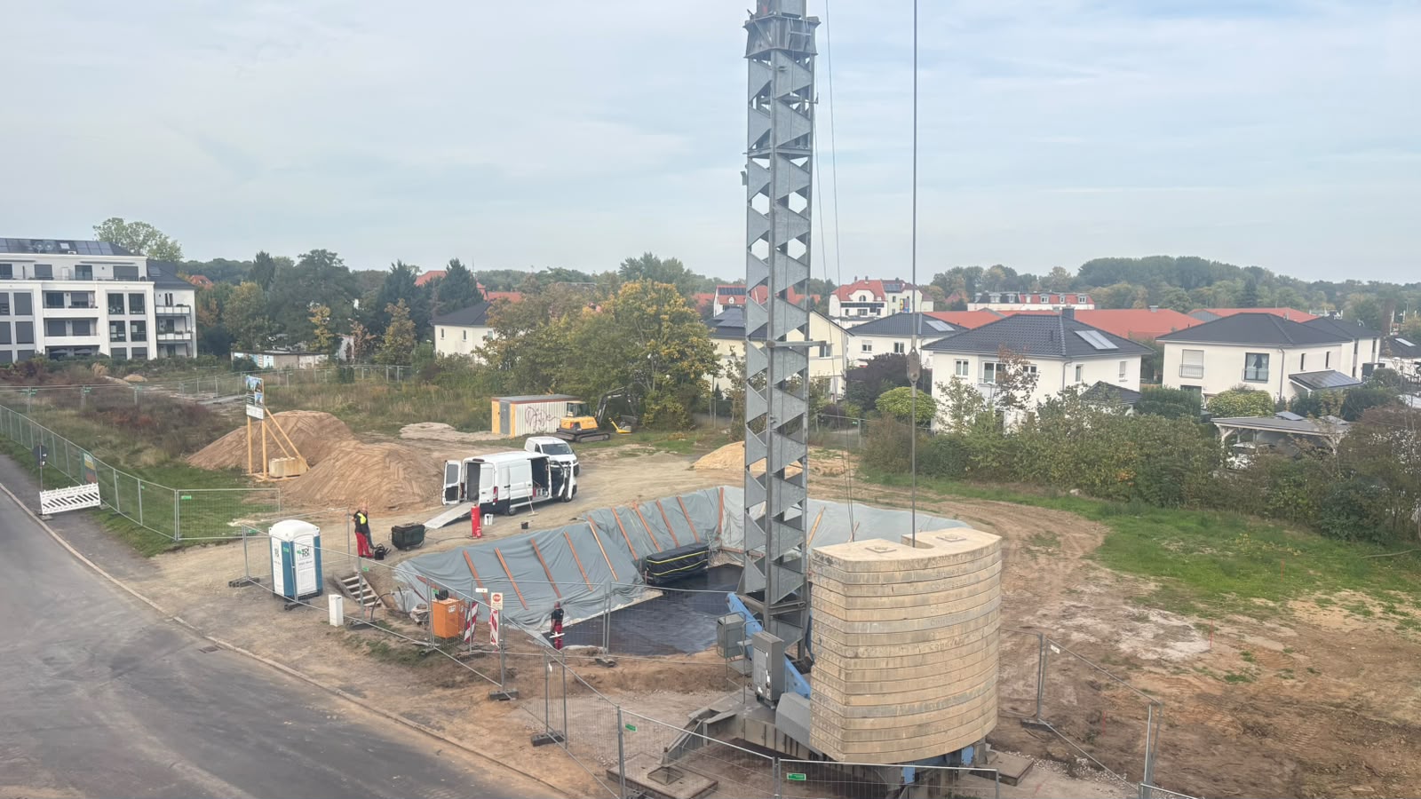 Baugrube mit Sauberkeitsschicht, Kran steht im Vordergrund